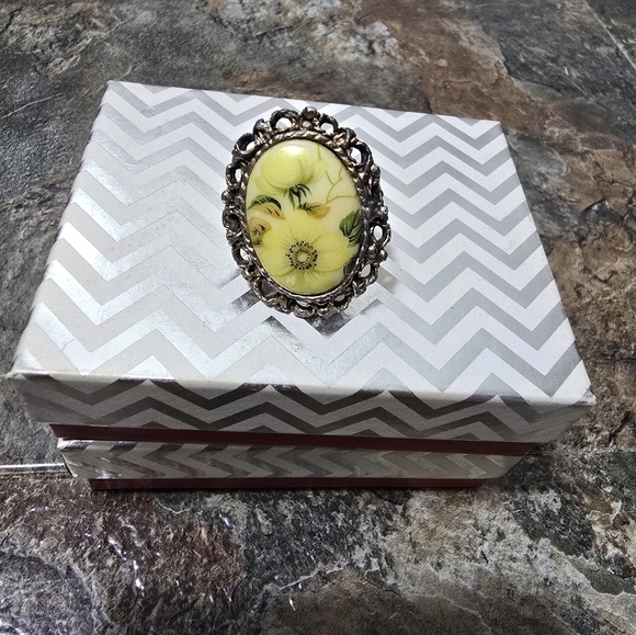 Silvertone porcelain yellow flower picture adjustable ring - Picture 1 of 8